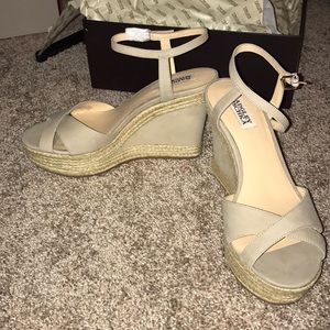 🚫SOLD🚫 Badgley Mischka Tan Wedges